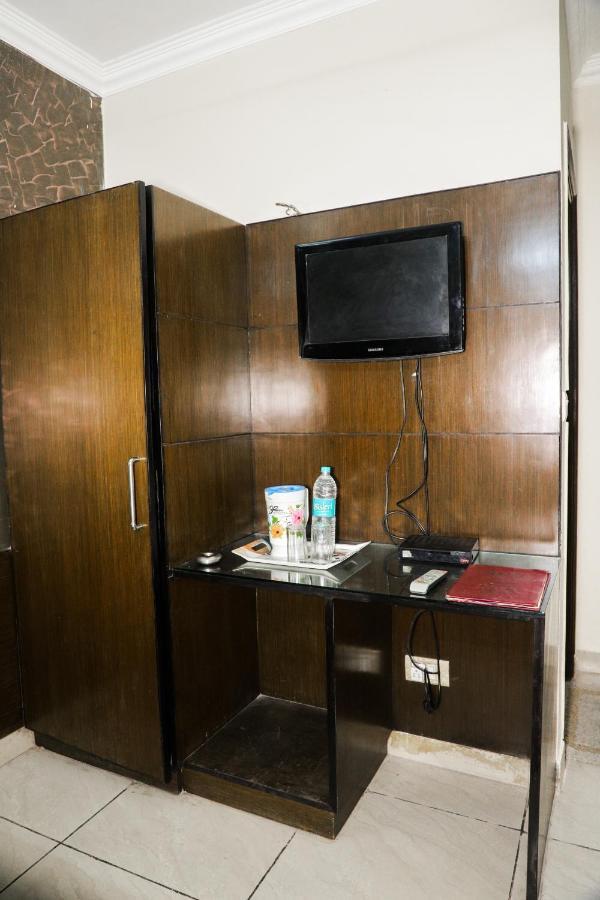 Hotel Centra Inn New Delhi Exteriör bild